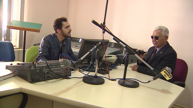 37 yıl önce görme yetisini kaybetti, mikrofonla hayata bağlandı